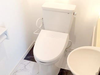内装リフォーム スペース有効利用＆床入替えで見違えるトイレに